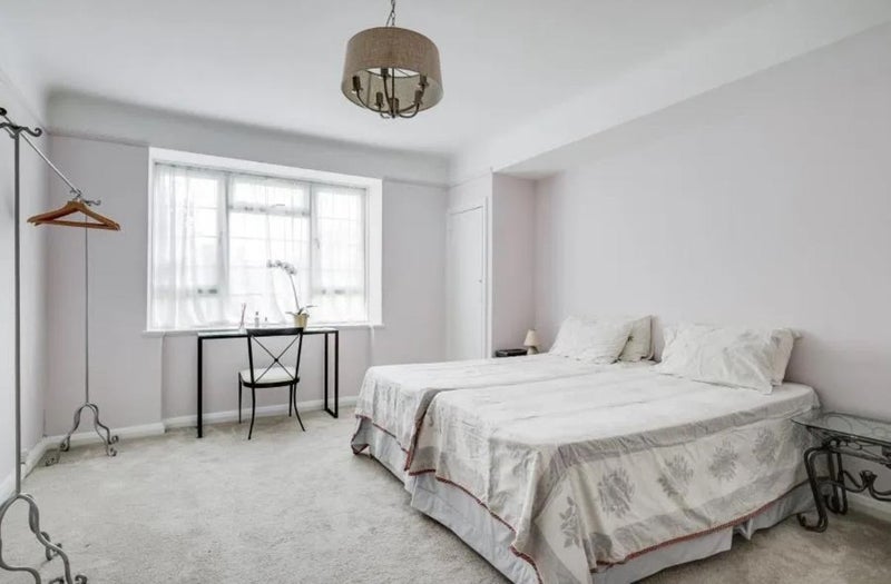 Room Charter Way in Greater London