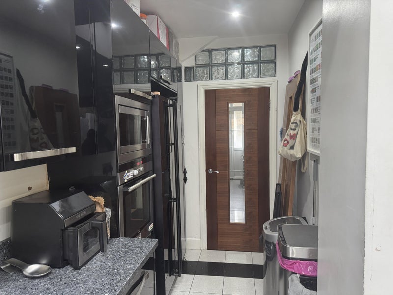 Room Woodville Road in Greater London