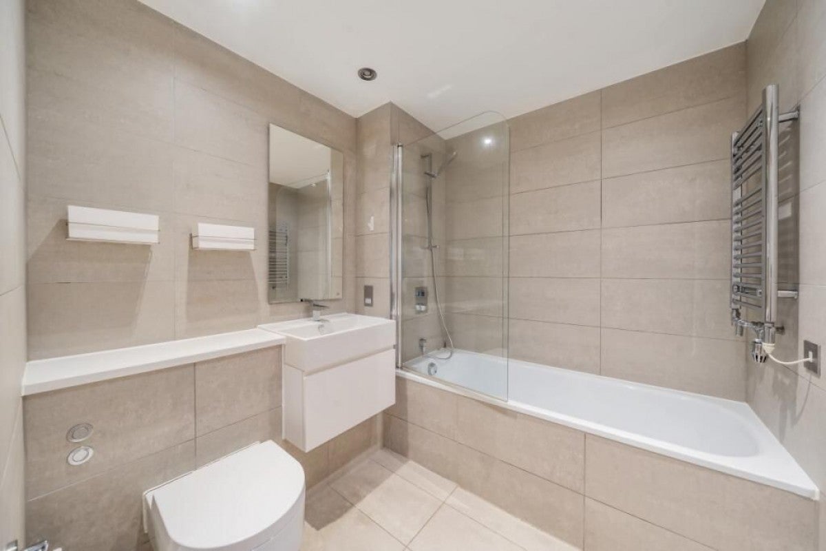 Flat Brookhill Road in Greater London