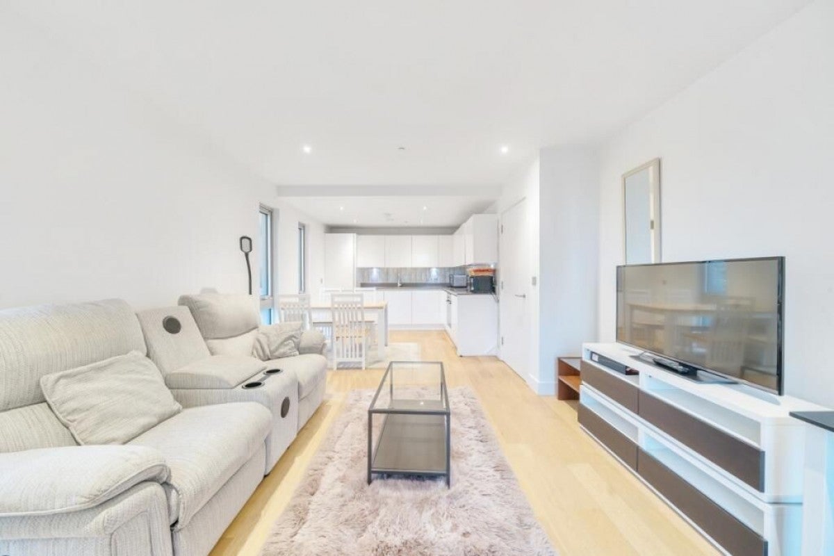 Flat Brookhill Road in Greater London