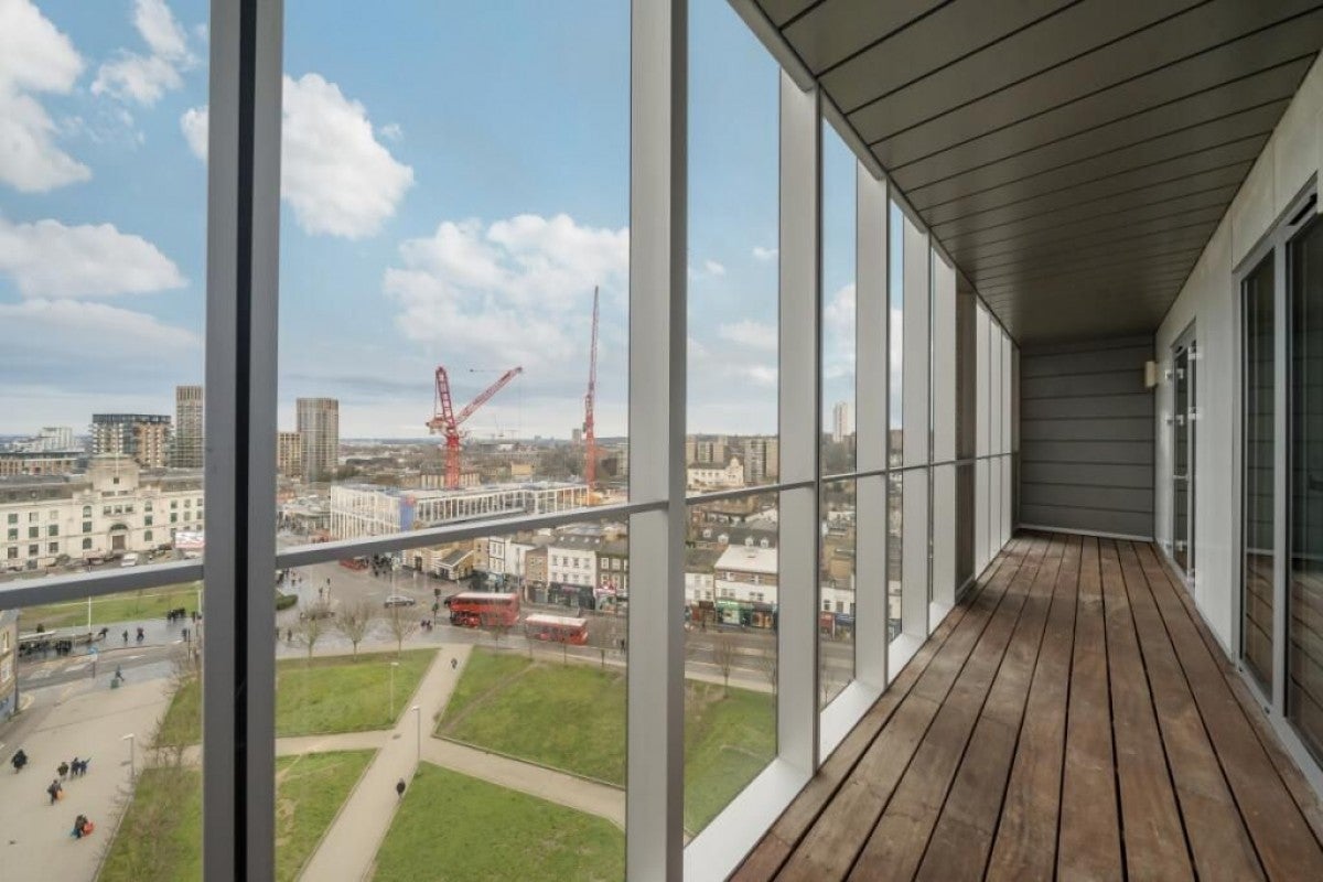 Flat Brookhill Road in Greater London