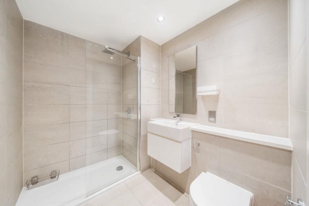 Flat Brookhill Road in Greater London