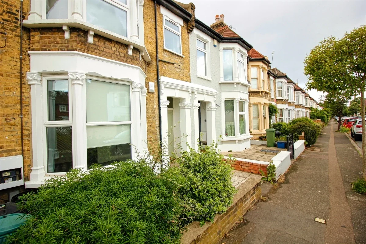 Flat Chaucer Road in Greater London