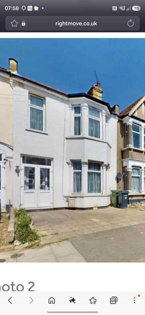 House Fullwell Avenue in Greater London