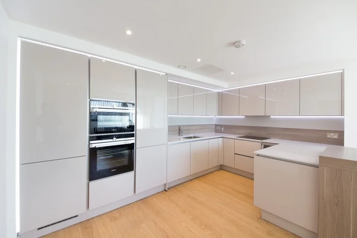 Flat Holland Park Avenue in Greater London