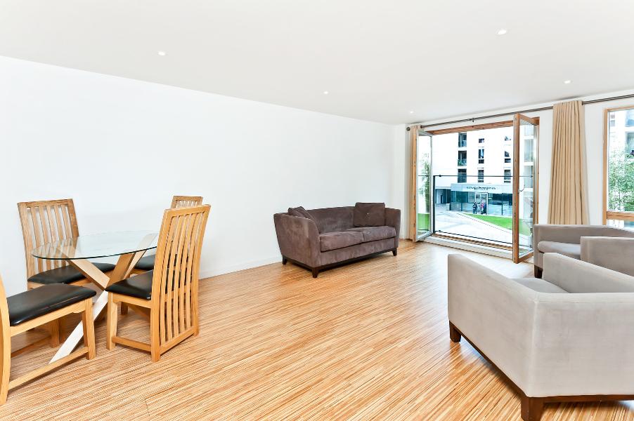 Flat Wingate Square in Greater London
