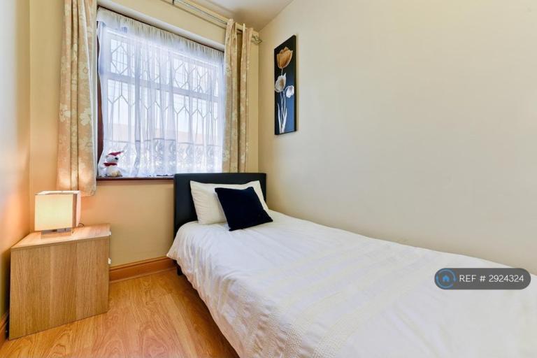 Flat Hampton Road in Greater London