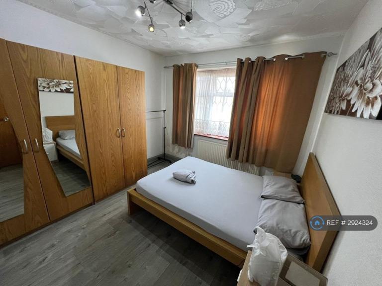 Flat Hampton Road in Greater London