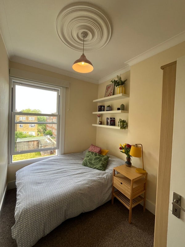 Room Hazellville Road in Greater London
