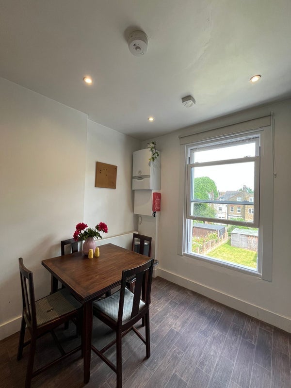 Room Hazellville Road in Greater London
