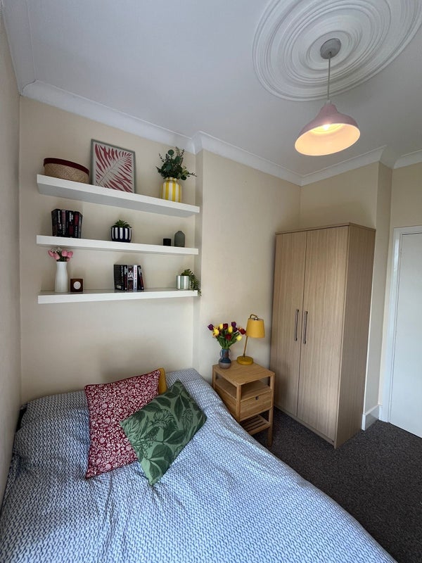 Room Hazellville Road in Greater London