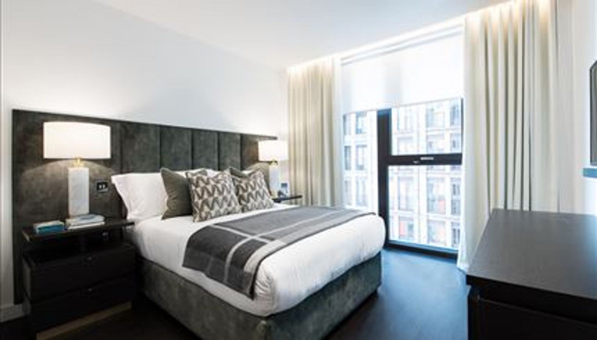 Flat Ponton Road in Greater London