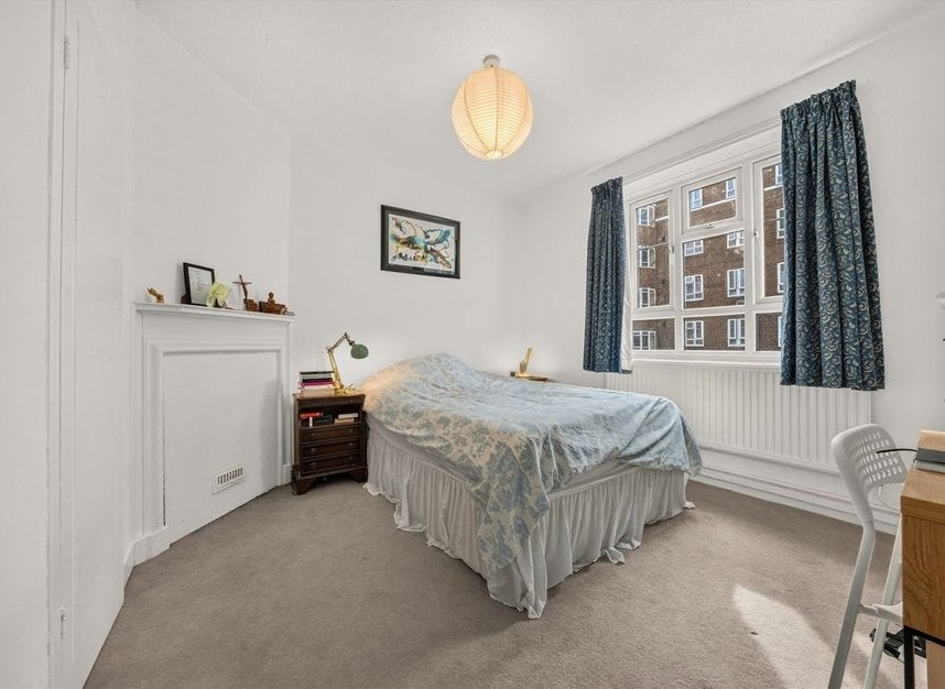 Flat Australia Road in Greater London