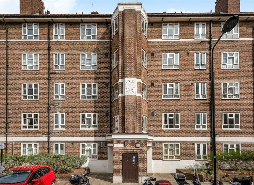Flat Australia Road in Greater London