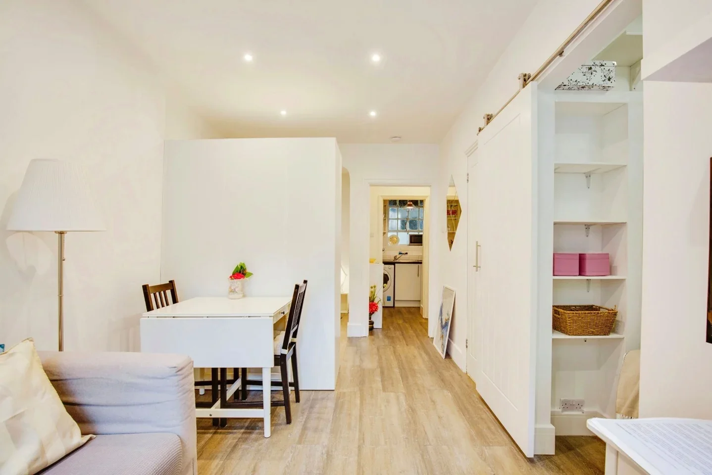 Flat Mortimer Crescent in Greater London