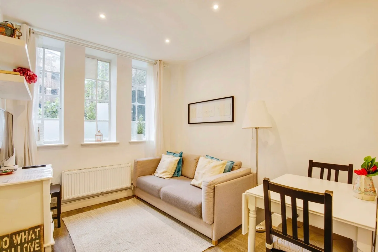 Flat Mortimer Crescent in Greater London