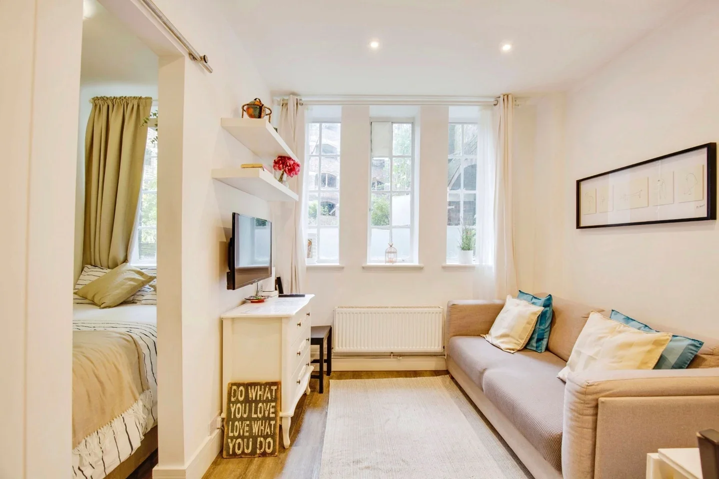 Flat Mortimer Crescent in Greater London