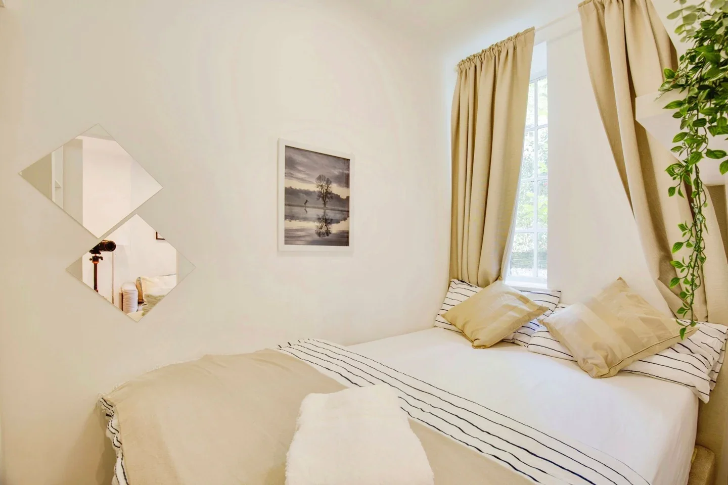 Flat Mortimer Crescent in Greater London