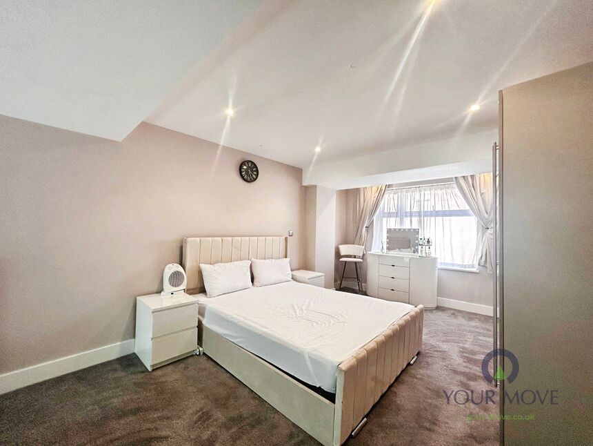Flat Restmor Way in Greater London