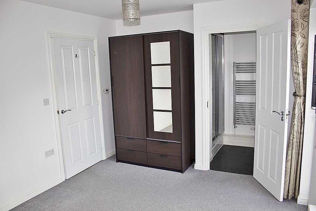 Room Fairlane Drive in South Ockendon