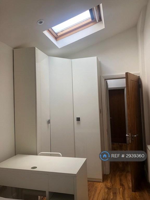 Room Fernside Avenue in Greater London