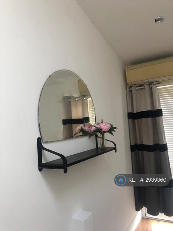 Room Fernside Avenue in Greater London