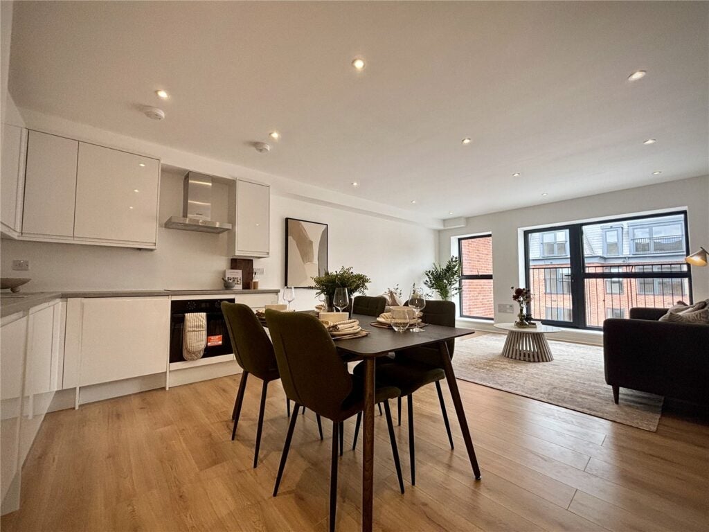 Flat Victoria Road in Rushmoor
