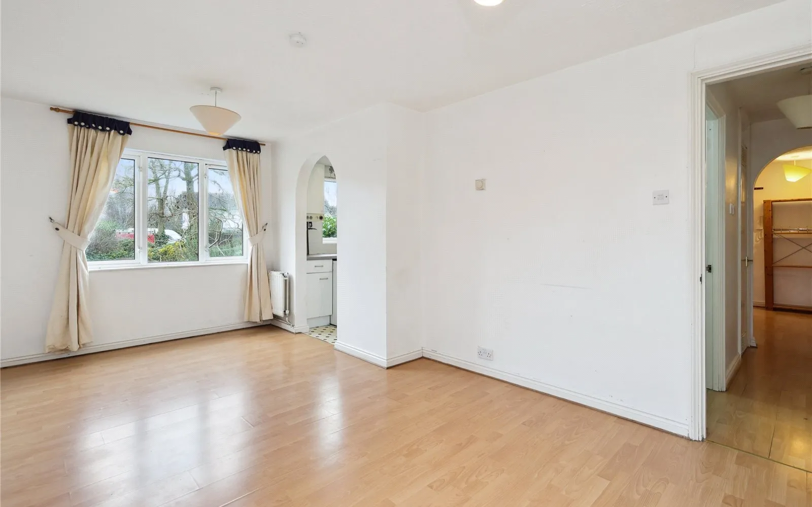 Flat Parry Drive in Elmbridge