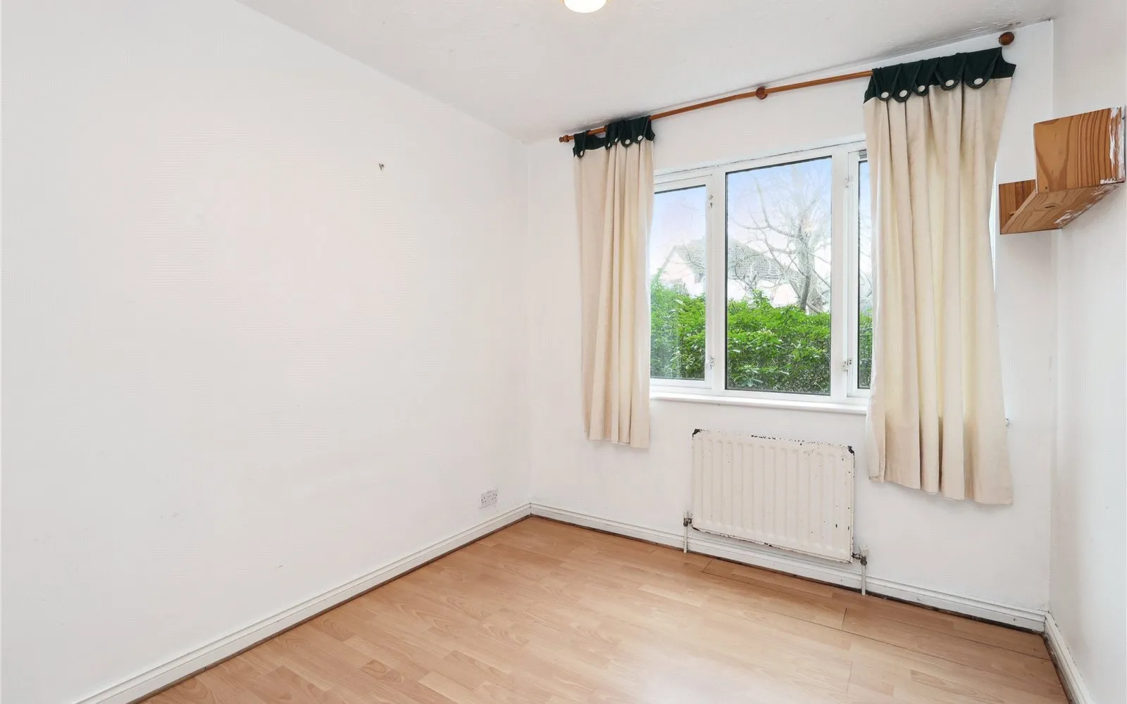 Flat Parry Drive in Elmbridge