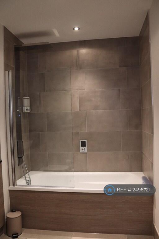 Flat Caxton Road in Greater London