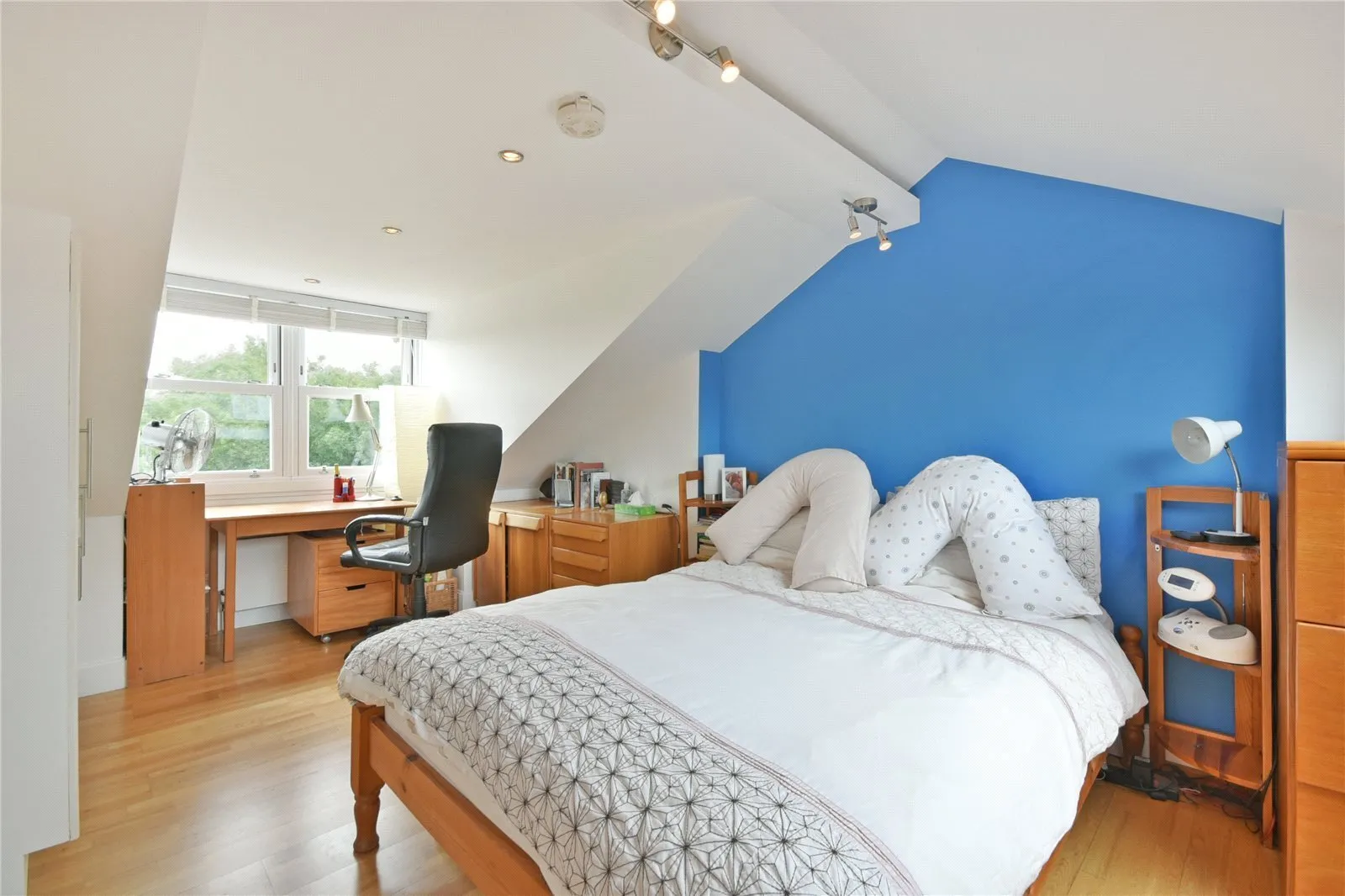 Flat Loveridge Road in Greater London