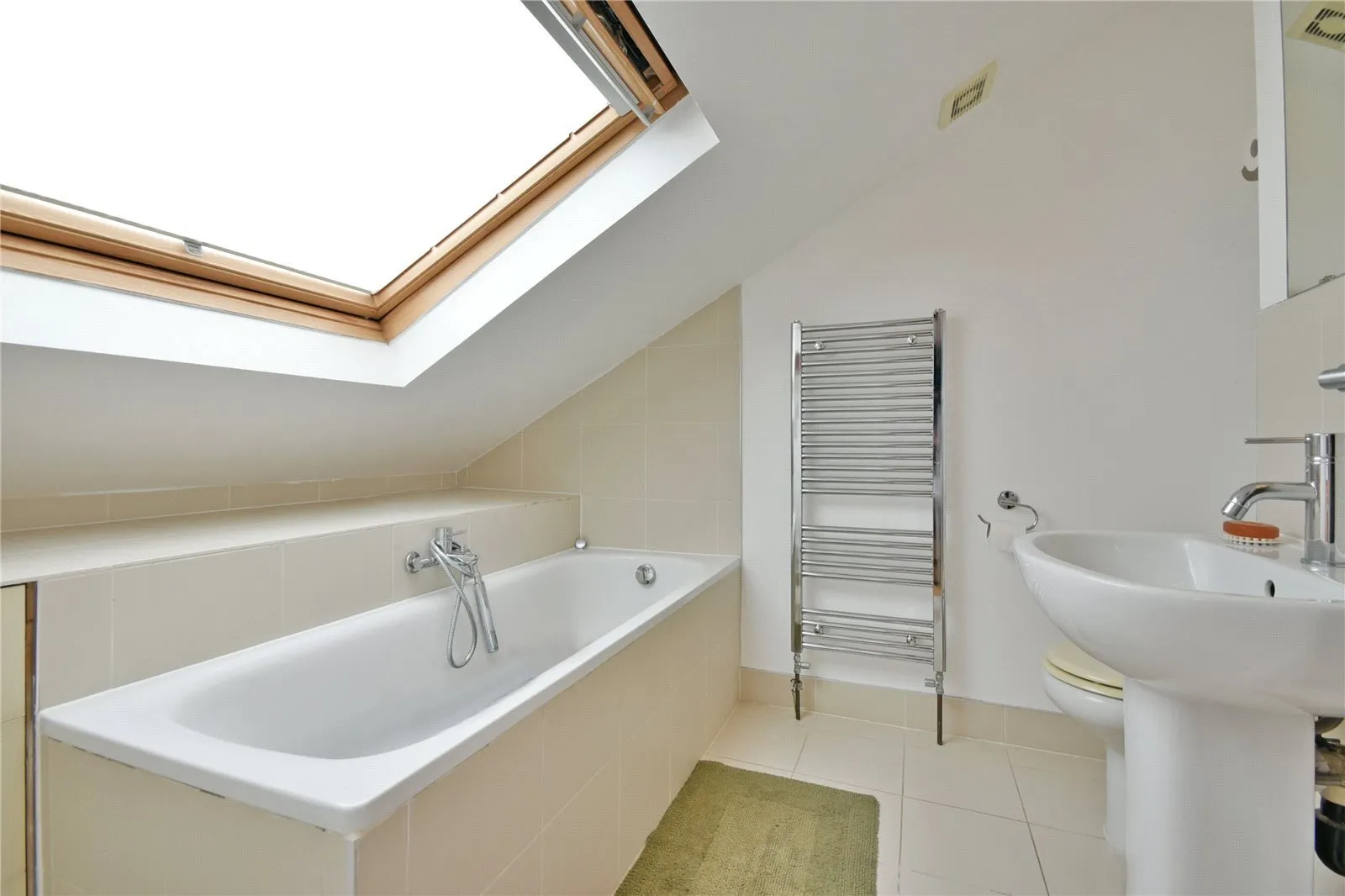 Flat Loveridge Road in Greater London