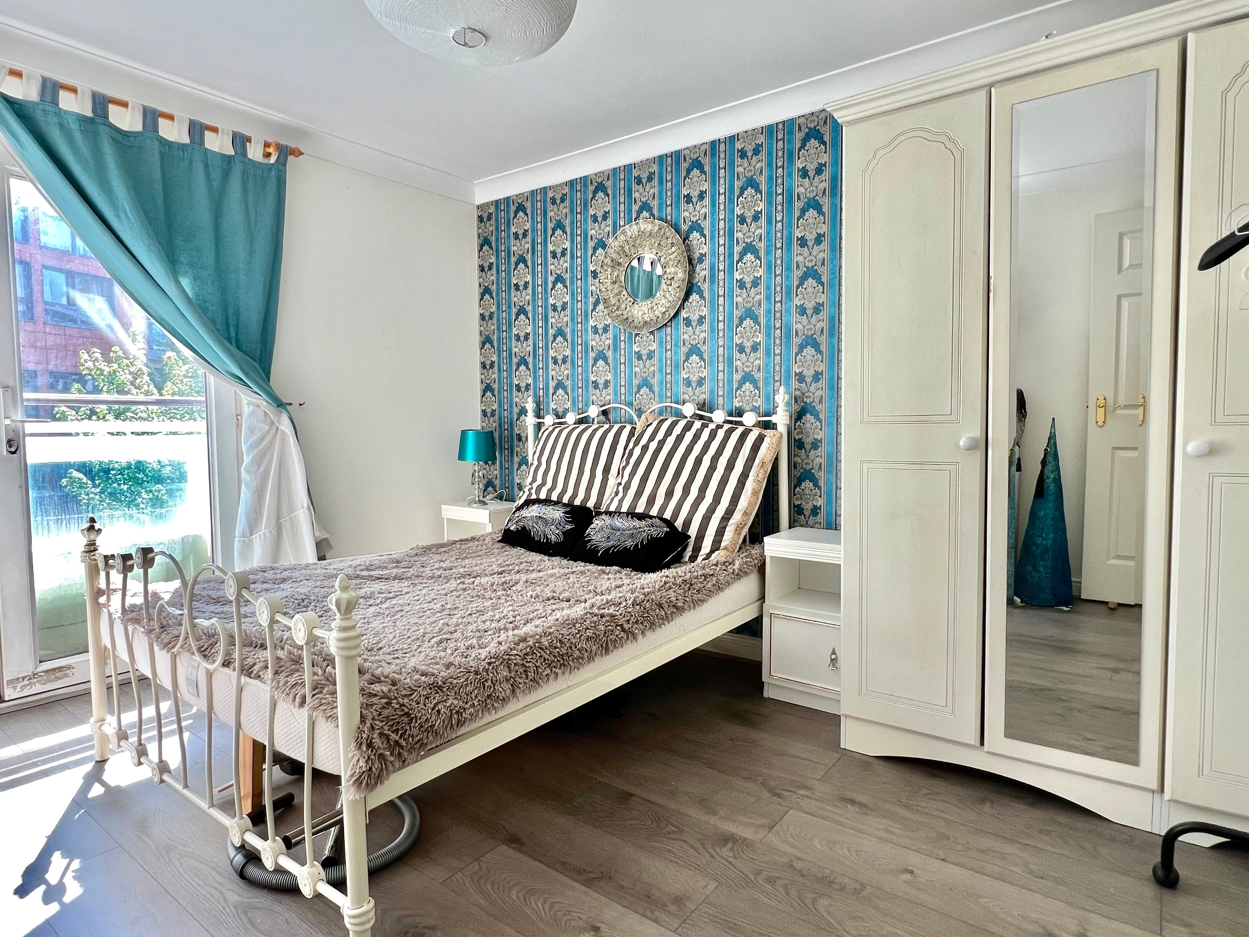 Flat Surrey Quays Road in Greater London