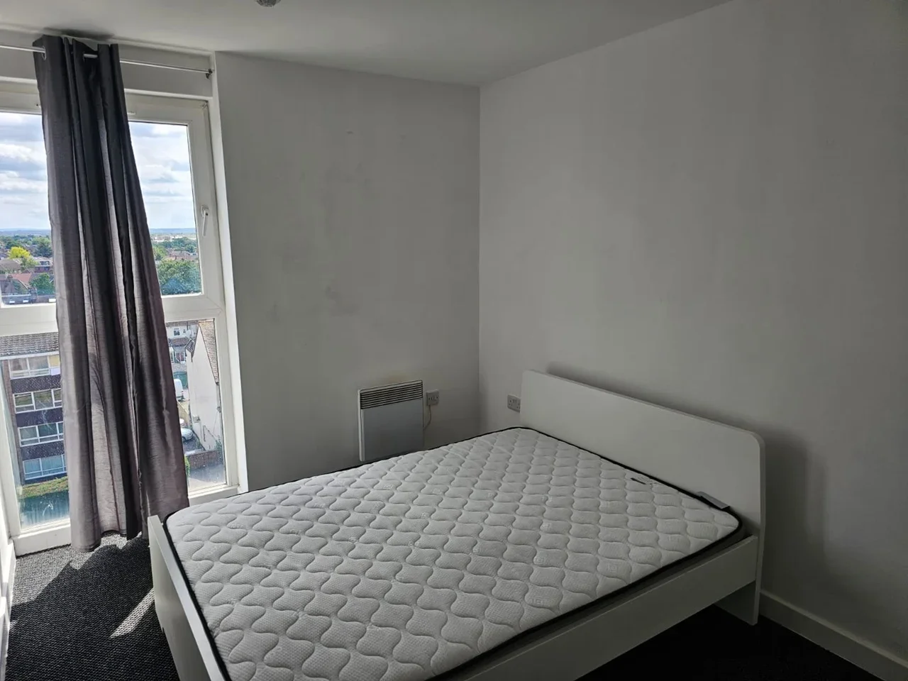 Flat Eastern Avenue in Greater London