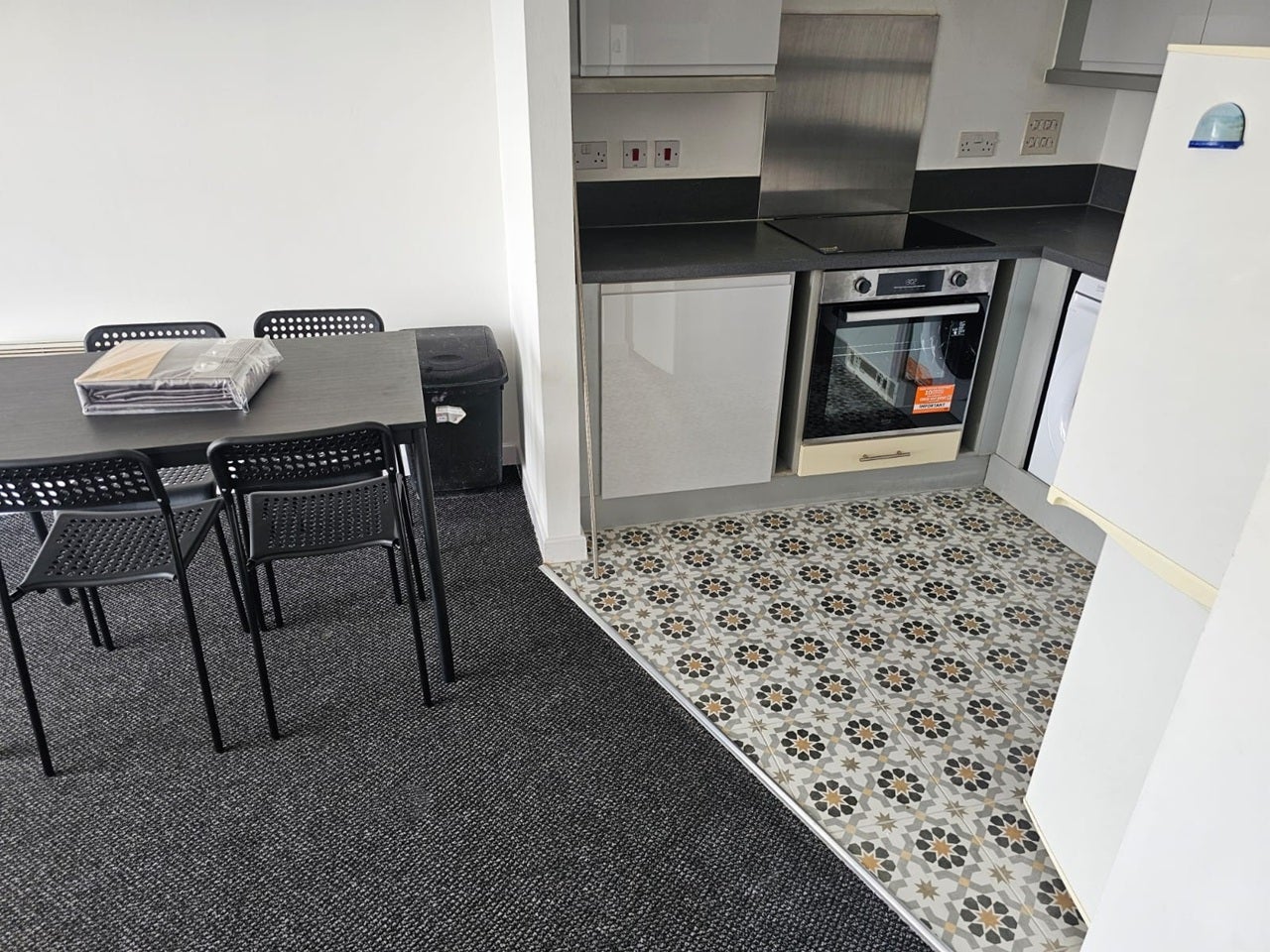 Flat Eastern Avenue in Greater London
