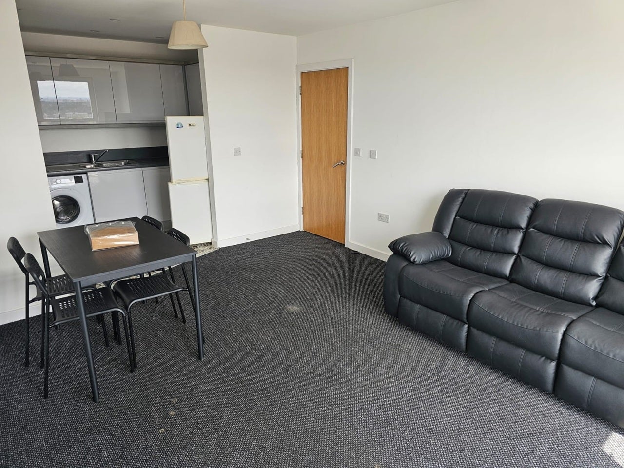 Flat Eastern Avenue in Greater London