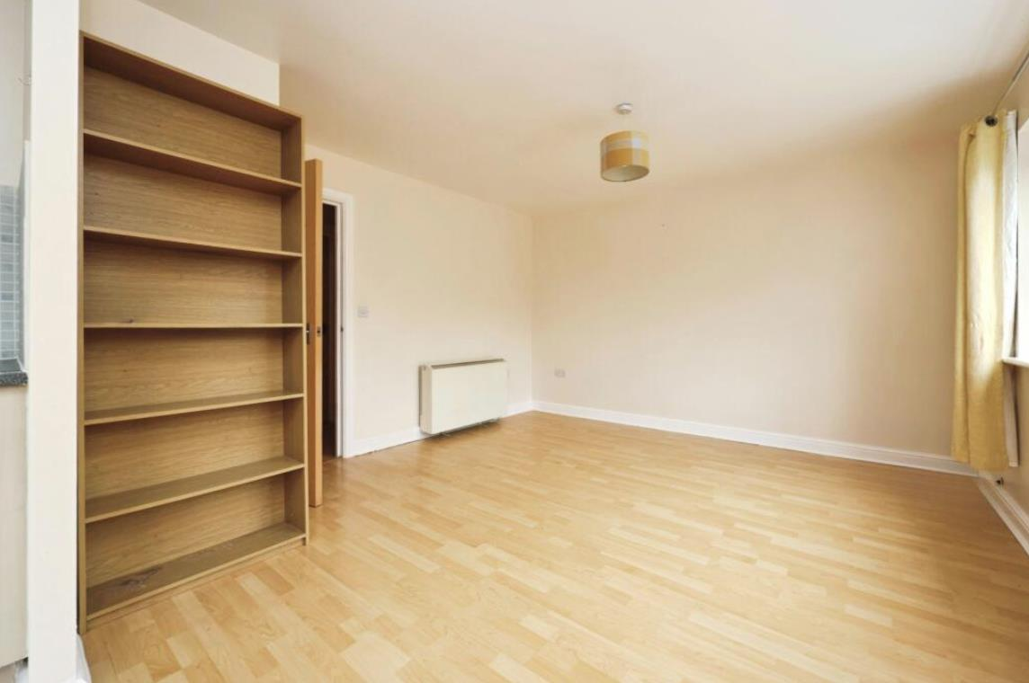 Flat Kingsway in Greater London