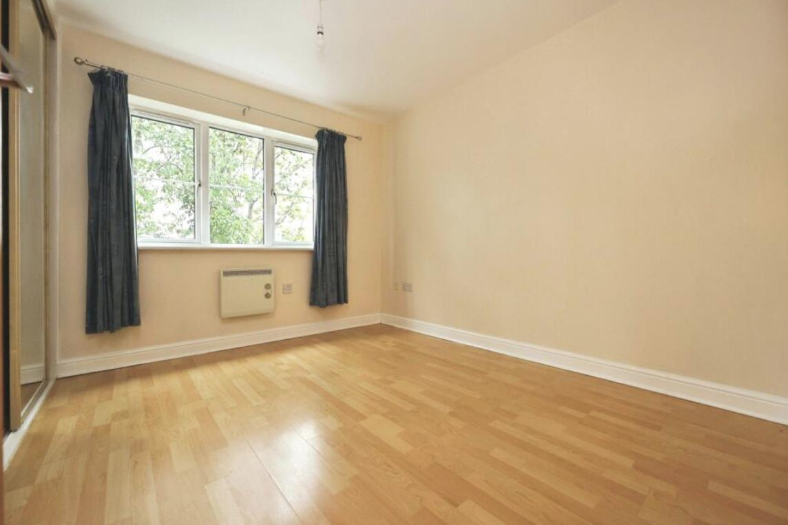 Flat Kingsway in Greater London