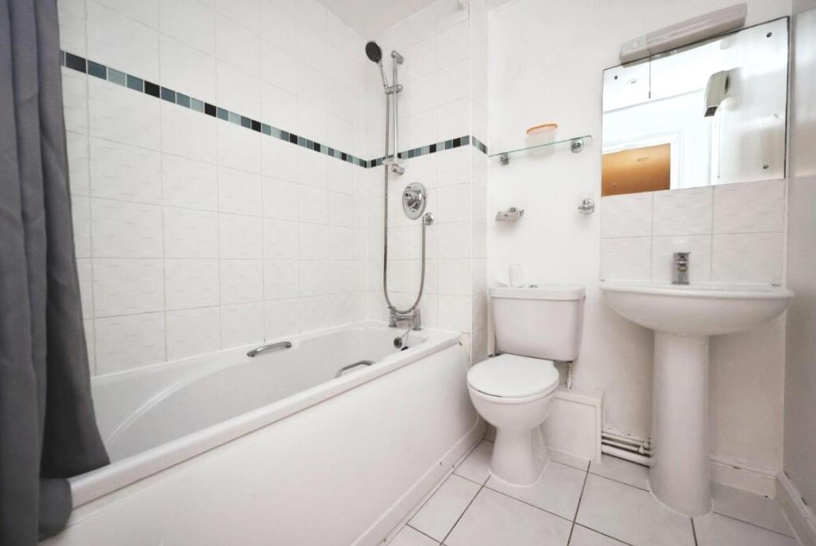 Flat Kingsway in Greater London