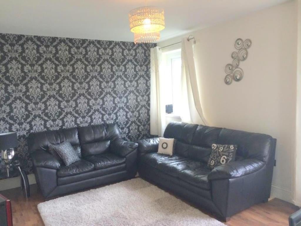 Flat Imperial Drive in Greater London