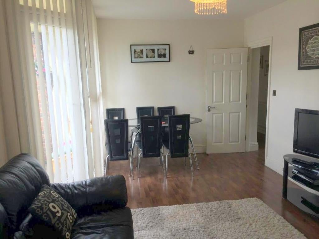 Flat Imperial Drive in Greater London