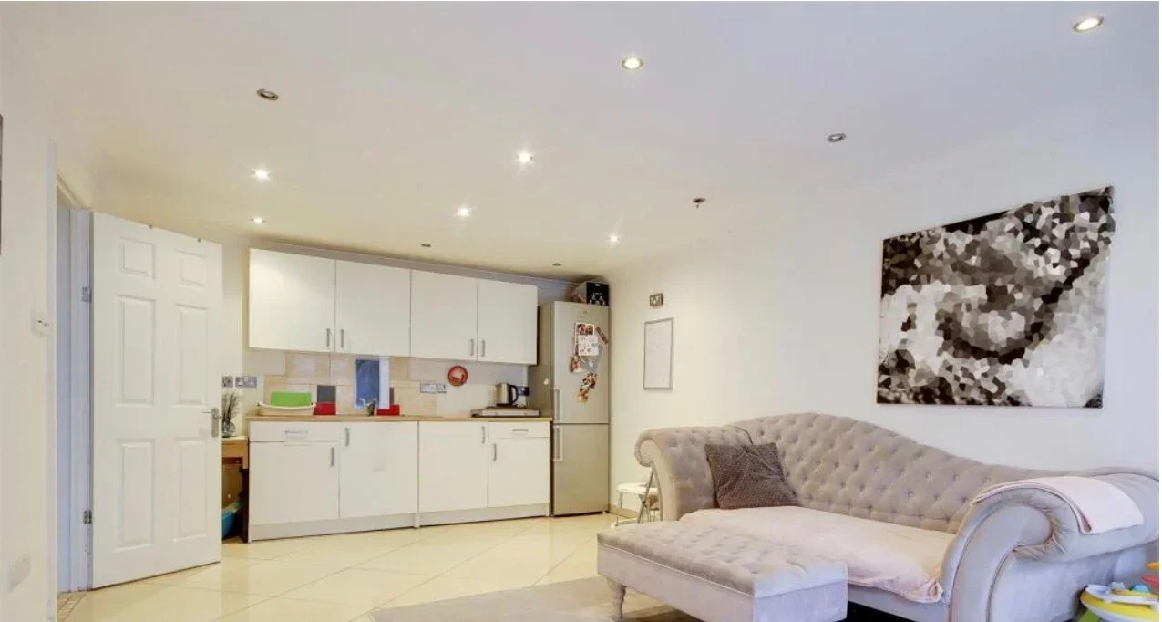Flat Herongate Road in Broxbourne