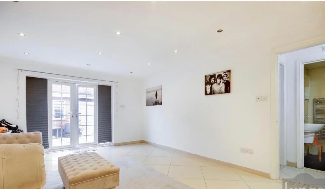 Flat Herongate Road in Broxbourne