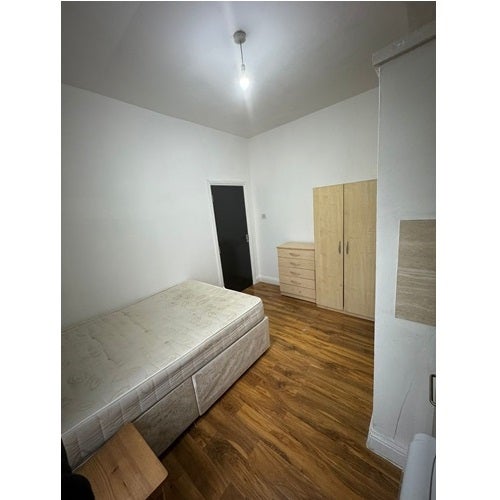 Flat Blagrove Road in London
