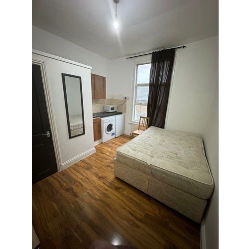 Flat Blagrove Road in London
