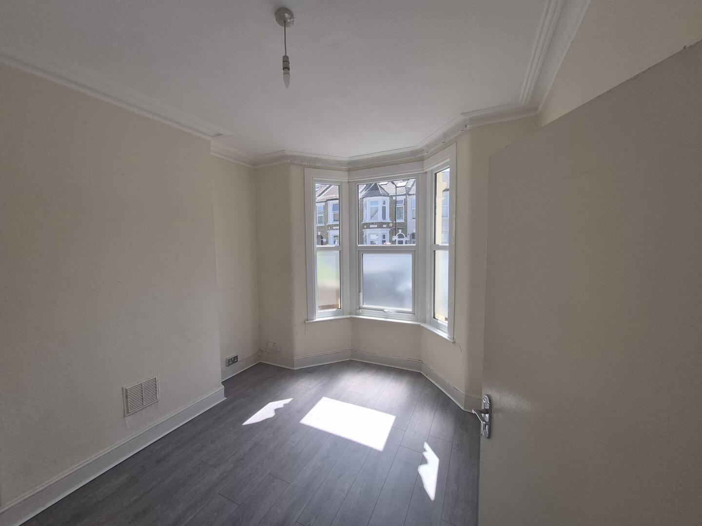 Flat Malta Road in Greater London