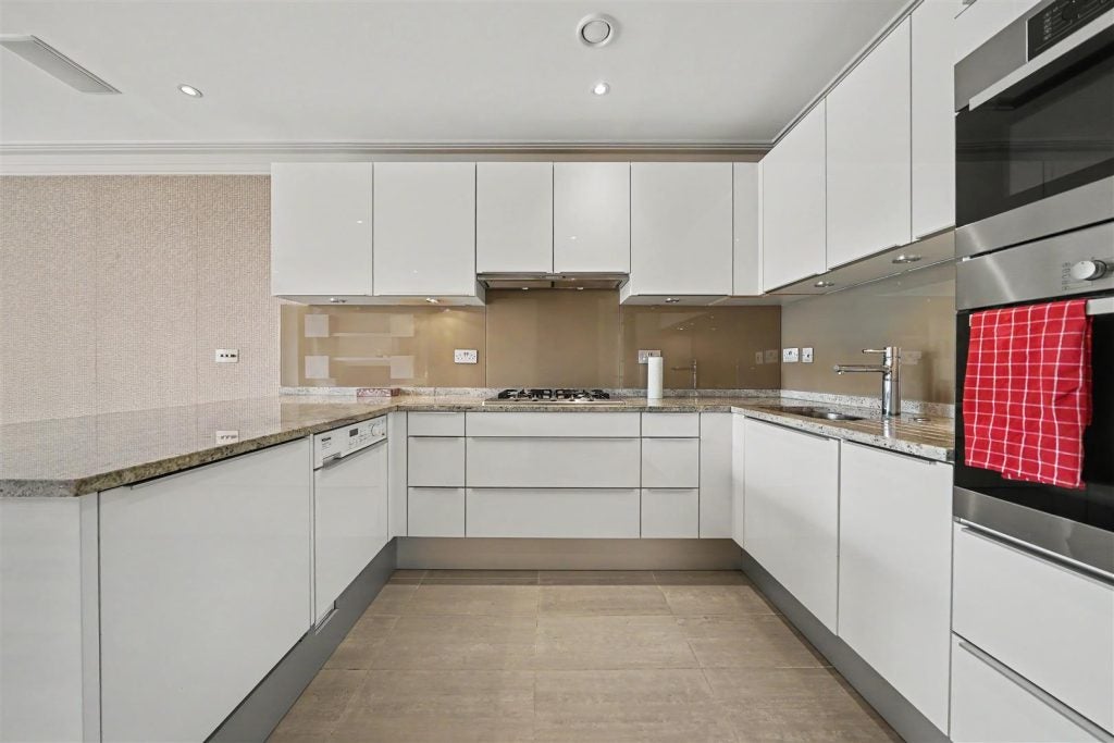 Flat Hodford Road in Greater London