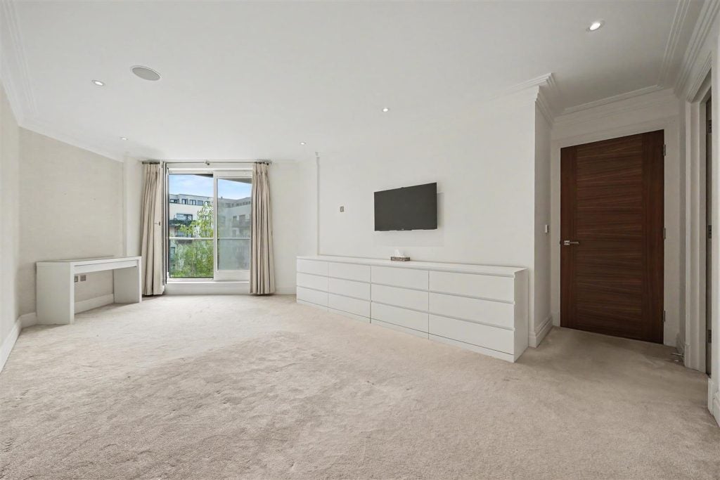 Flat Hodford Road in Greater London