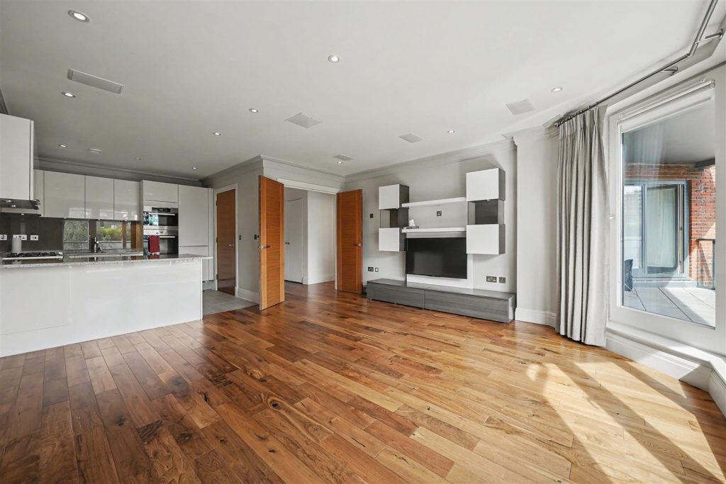 Flat Hodford Road in Greater London
