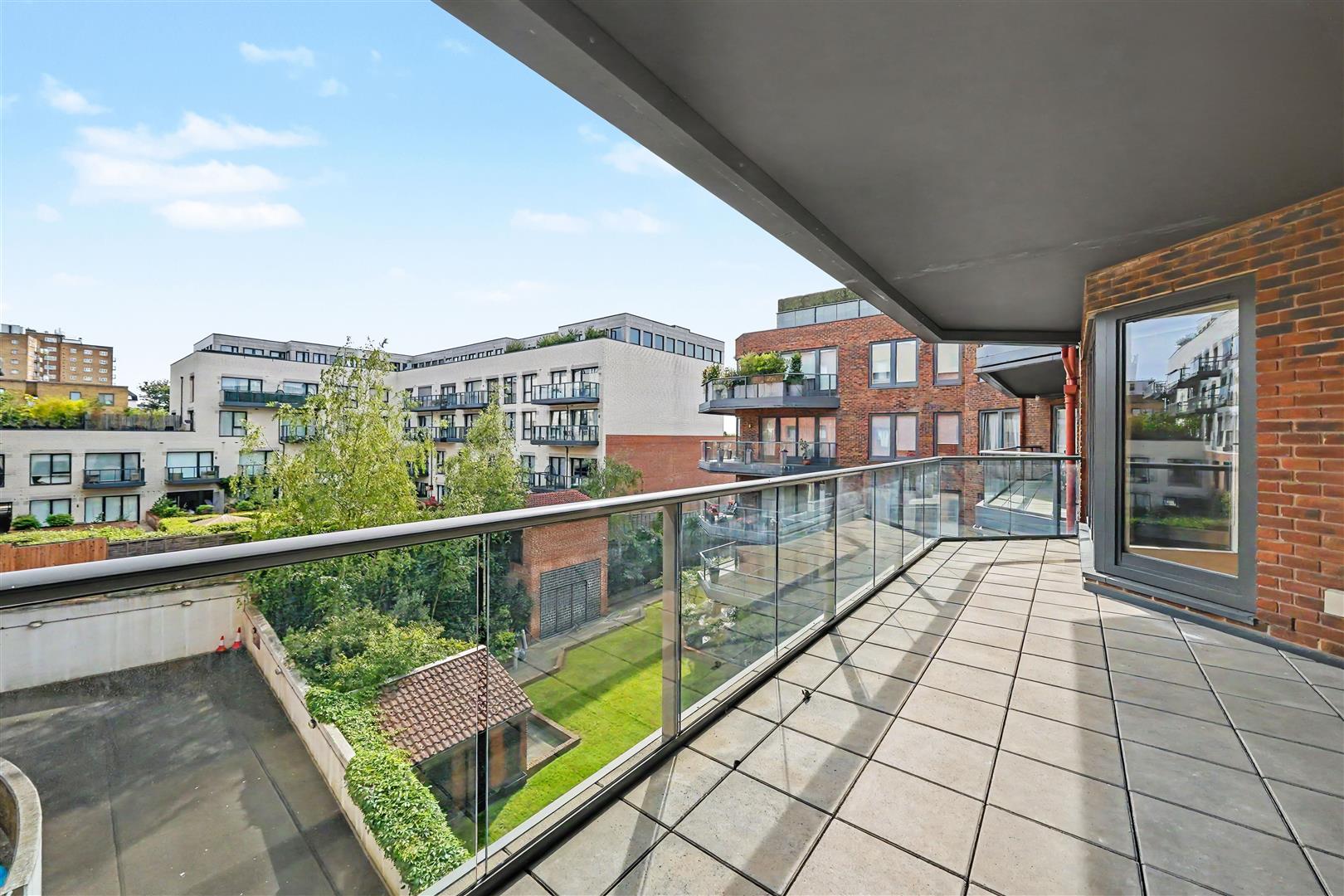 Flat Hodford Road in London